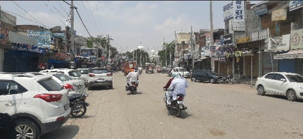 निसिंग मेन बाजार में लापरवाही से सड़कों पर घूम रहे लोग।